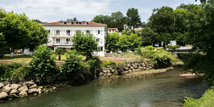 Hôtel calme et rénové au bord de la Nivelle Pays Basque
